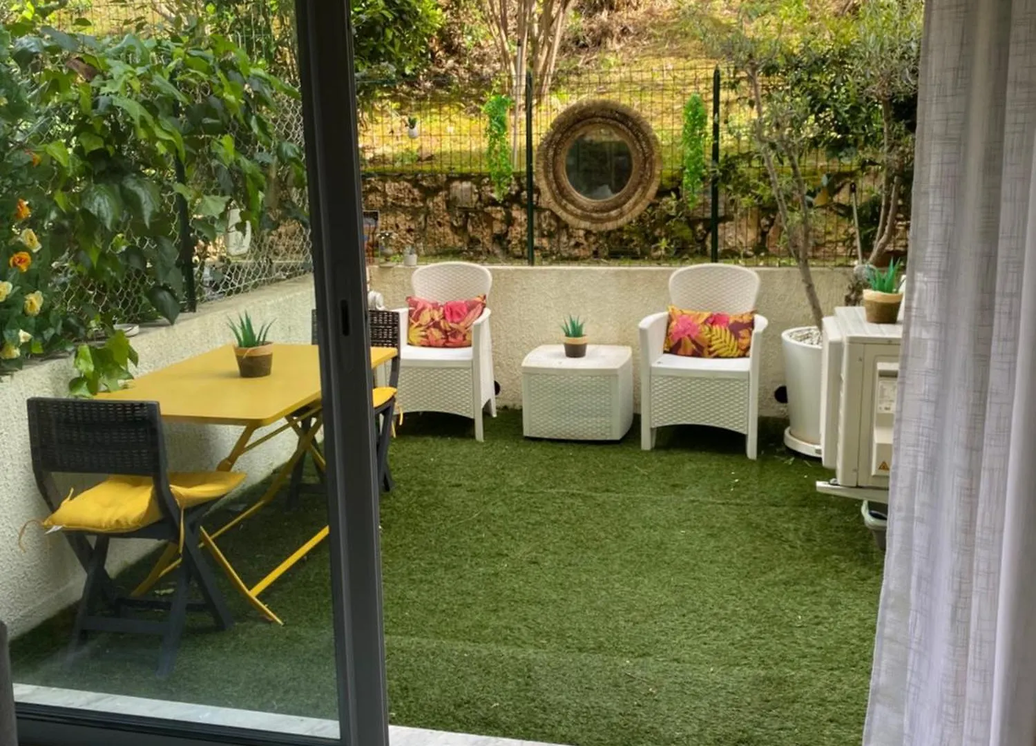Charmant Studio location